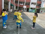 102 playing with the rubber band rope (11)