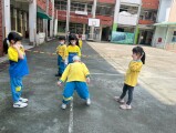 102 playing with the rubber band rope (13)