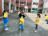 102 playing with the rubber band rope (16)