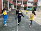 102 playing with the rubber band rope (17)