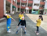 102 playing with the rubber band rope (19)