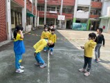 102 playing with the rubber band rope (20)