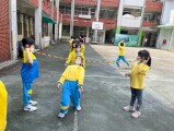 102 playing with the rubber band rope (21)