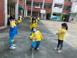 102 playing with the rubber band rope (22)