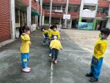102 playing with the rubber band rope (26)
