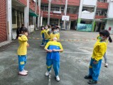 102 playing with the rubber band rope (27)