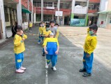 102 playing with the rubber band rope (28)