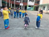 102 playing with the rubber band rope (32)