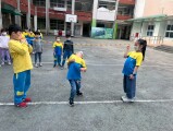 102 playing with the rubber band rope (35)