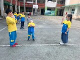 102 playing with the rubber band rope (37)