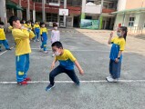 102 playing with the rubber band rope (39)