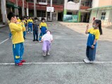 102 playing with the rubber band rope (40)
