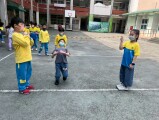 102 playing with the rubber band rope (42)