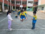 102 playing with the rubber band rope (48)