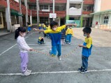 102 playing with the rubber band rope (49)
