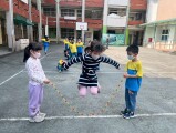 102 playing with the rubber band rope (50)
