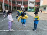 102 playing with the rubber band rope (51)