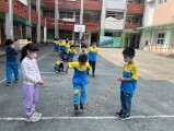 102 playing with the rubber band rope (53)