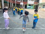 102 playing with the rubber band rope (55)
