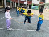102 playing with the rubber band rope (56)