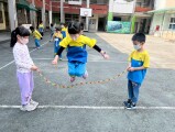 102 playing with the rubber band rope (58)