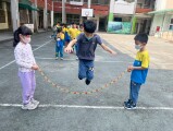 102 playing with the rubber band rope (59)