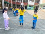 102 playing with the rubber band rope (61)
