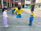 102 playing with the rubber band rope (62)