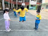 102 playing with the rubber band rope (63)