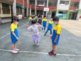 102 playing with the rubber band rope (64)