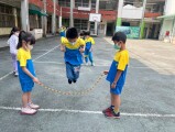 102 playing with the rubber band rope (65)