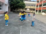 103 playing with the rubber band rope (15)