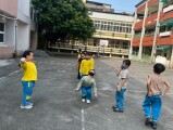 103 playing with the rubber band rope (21)