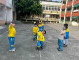 103 playing with the rubber band rope (28)