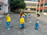103 playing with the rubber band rope (29)