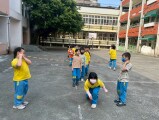 103 playing with the rubber band rope (37)