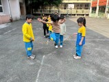 103 playing with the rubber band rope (38)