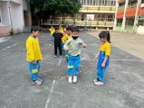 103 playing with the rubber band rope (39)