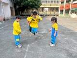 103 playing with the rubber band rope (40)