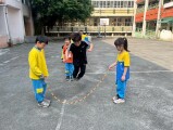 103 playing with the rubber band rope (41)