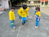 103 playing with the rubber band rope (43)
