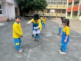 103 playing with the rubber band rope (44)