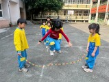 103 playing with the rubber band rope (48)