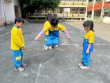 103 playing with the rubber band rope (51)