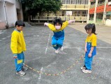 103 playing with the rubber band rope (53)