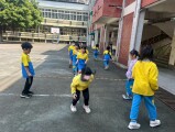 103 playing with the rubber band rope (60)