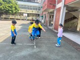103 playing with the rubber band rope (63)