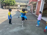 103 playing with the rubber band rope (65)