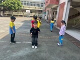 103 playing with the rubber band rope (66)