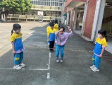 103 playing with the rubber band rope (72)